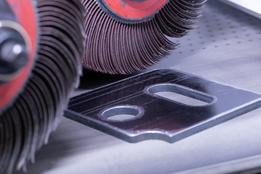 Edge rounding machine for safety and surface treatments - Timesavers