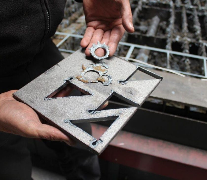 Schlacken­entfernung Schlacke von Metallteilen entfernen Timesavers