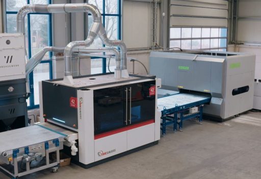 Deburring and part levelling machine in line at Suer Stahltechnik